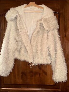 Free People Cream Shaggy Faux Fur Cropped Jacket – Hooded – Boho Winter Coat 🤍